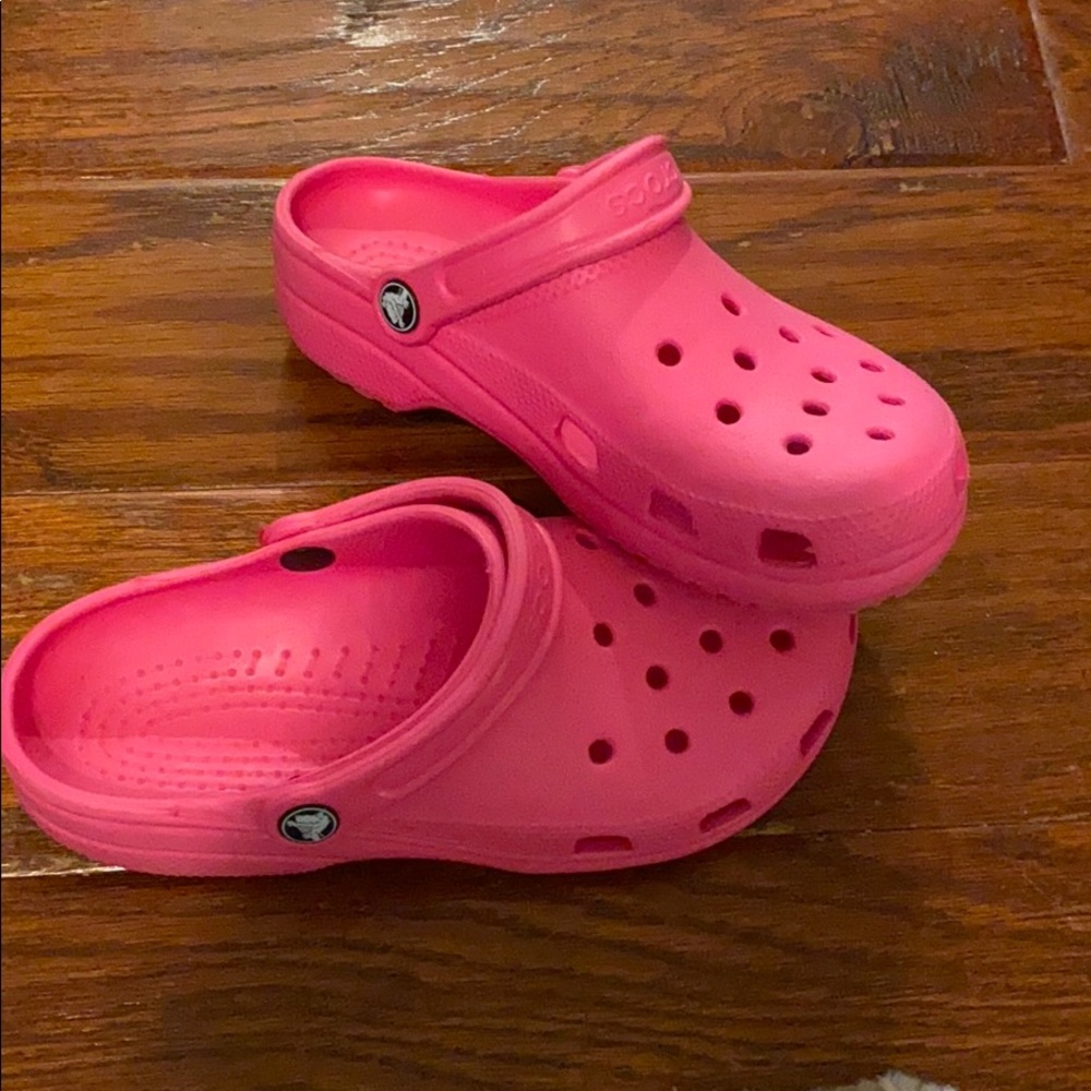 PINK CROCS